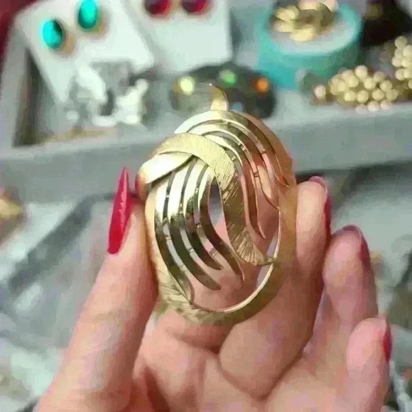 CROWN TRIFARI  vintage Crown Trifari Art Deco Gold-toned Trifari brooch - Picture 14 of 17